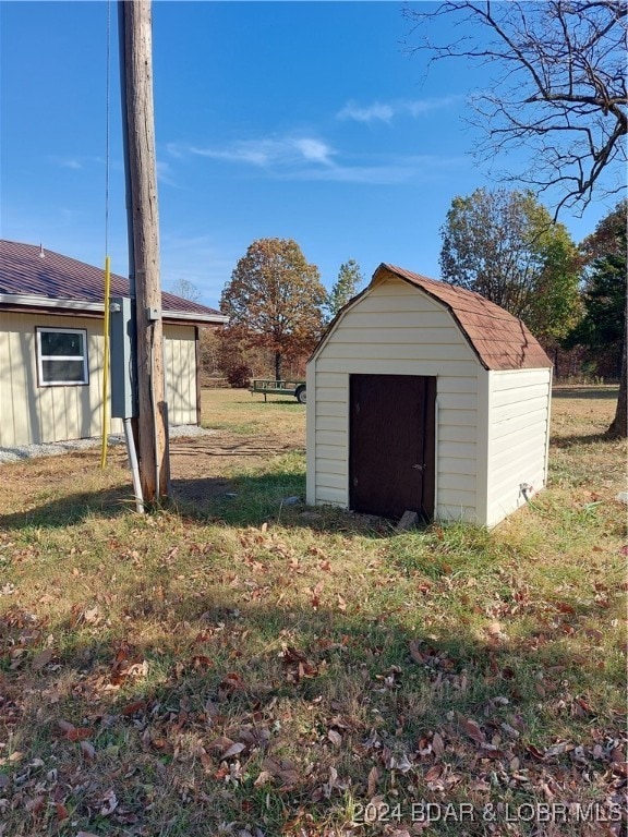 garage featuring a lawn