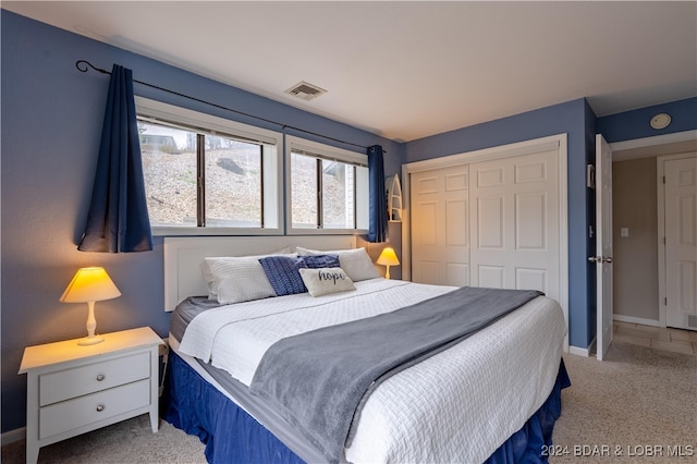 bedroom featuring carpet flooring and a closet