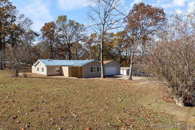 back of house featuring a yard