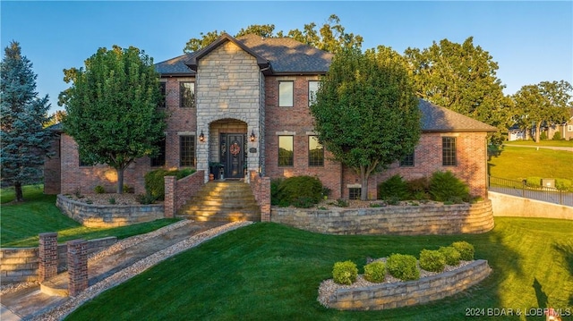 view of front of property featuring a front lawn