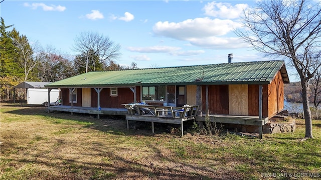 back of house featuring a lawn