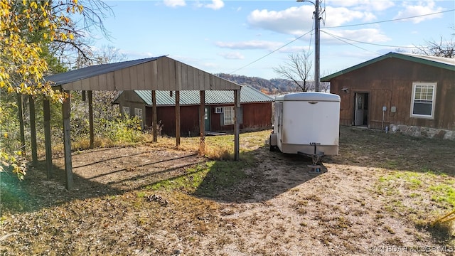 view of yard with an outbuilding