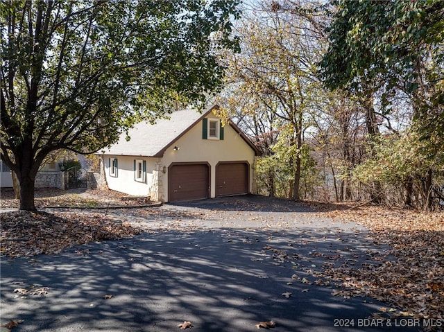 view of front facade featuring a garage