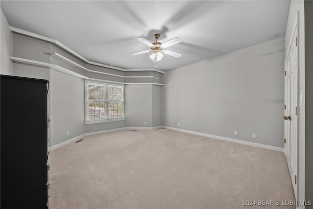 unfurnished room with light carpet and ceiling fan