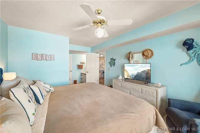 bedroom featuring ceiling fan and a textured ceiling