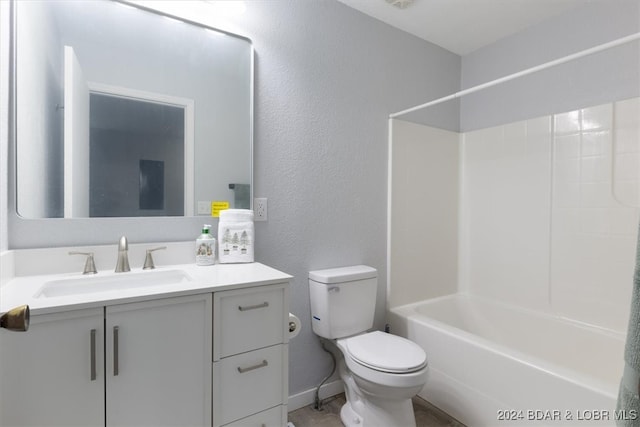 full bath with shower / bath combination, a textured wall, toilet, vanity, and baseboards