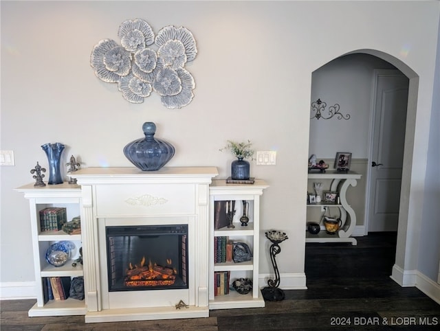 room details featuring hardwood / wood-style floors