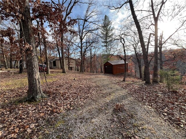 view of yard featuring an outdoor structure