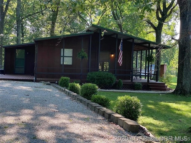 view of front of home with a front lawn