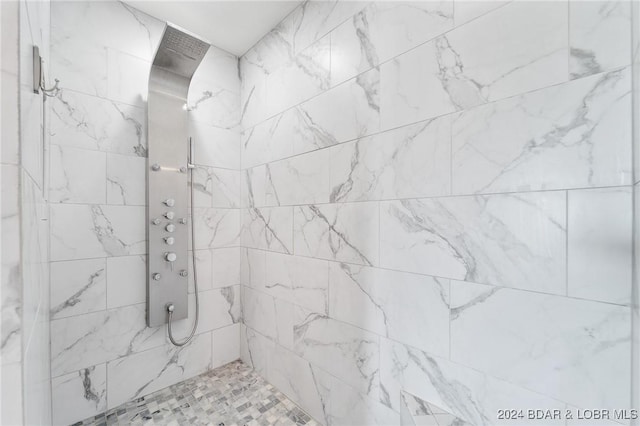 bathroom featuring tiled shower