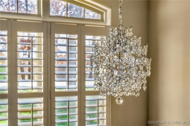 doorway with an inviting chandelier