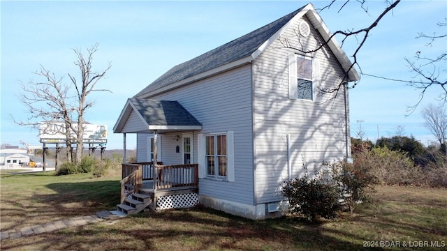 view of front of home featuring a front lawn