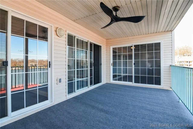 balcony featuring ceiling fan