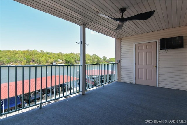 balcony featuring a ceiling fan