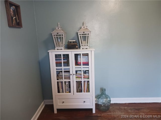 interior details with hardwood / wood-style floors