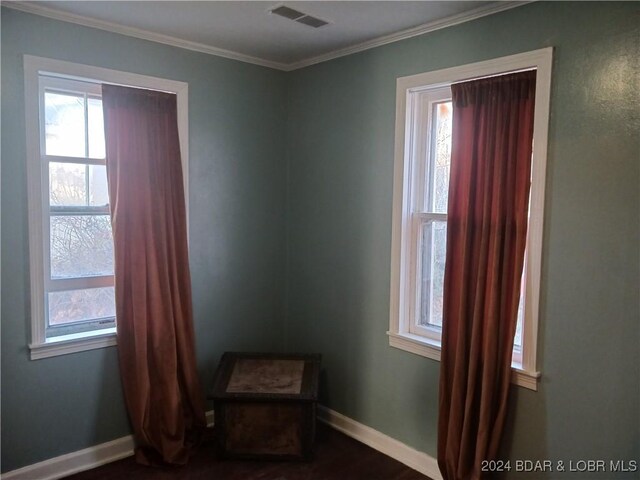 empty room with crown molding