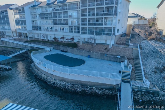 view of pool featuring a water view