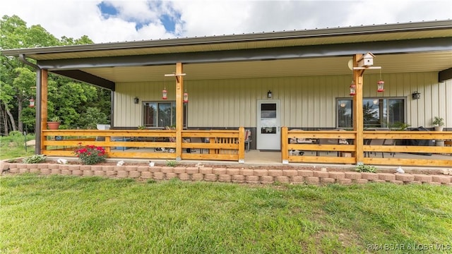 entrance to property featuring covered porch