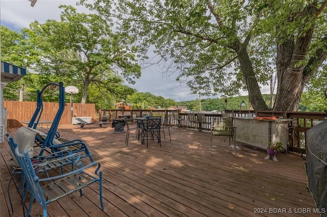 deck with outdoor dining space