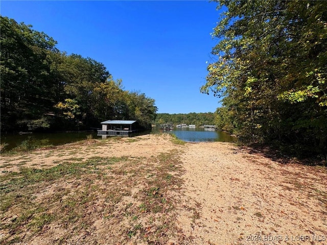 view of yard featuring a water view