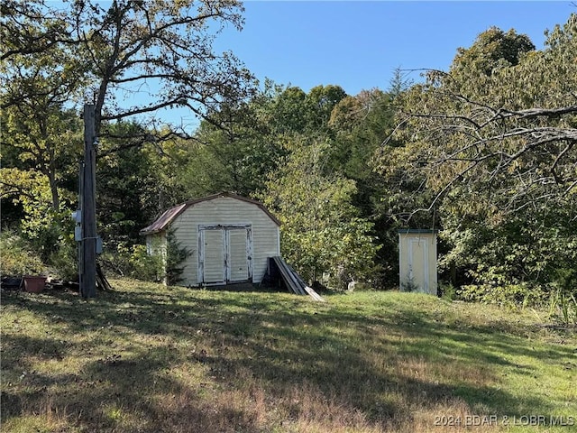 view of yard featuring a storage shed