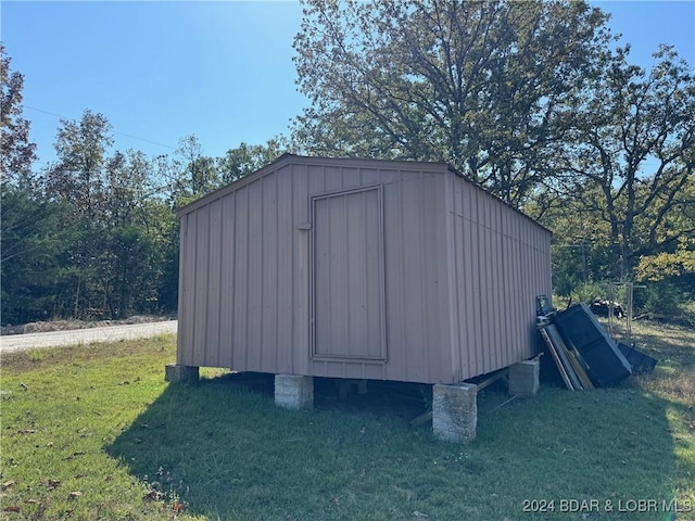 view of outbuilding with a yard