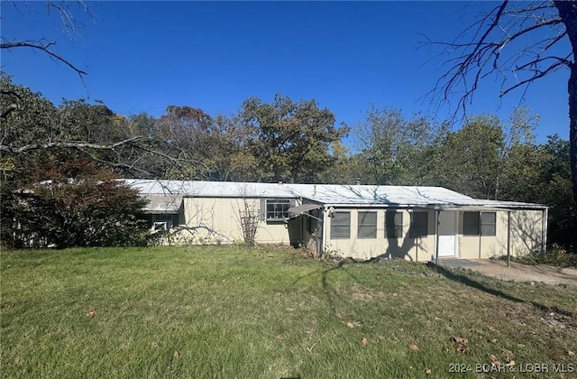 view of front of property featuring a front lawn