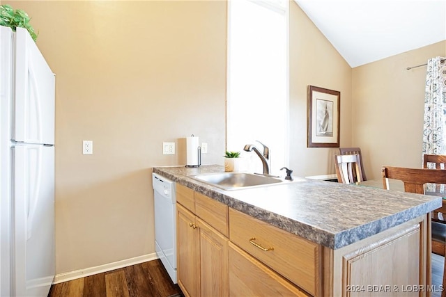 kitchen with dark wood-style floors, a sink, vaulted ceiling, baseboards, and white appliances