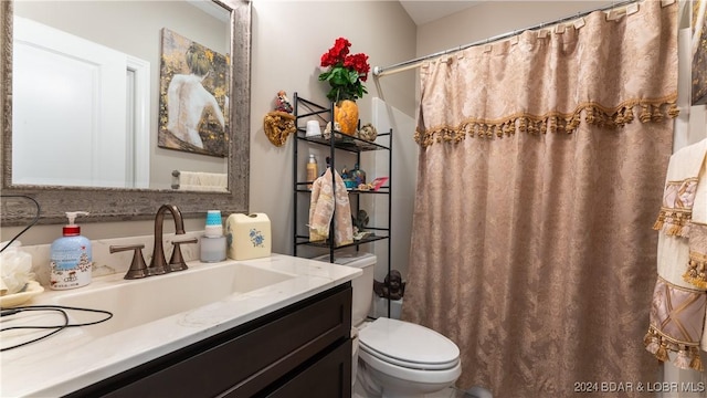 bathroom featuring a shower with curtain, vanity, and toilet