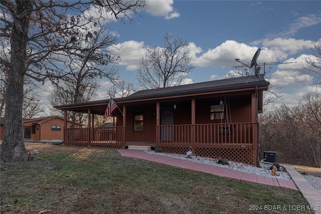 view of front of property featuring covered porch and a front lawn