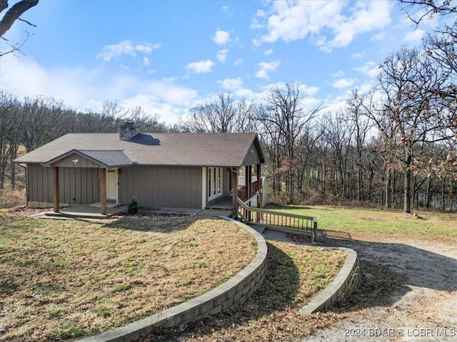 view of side of property featuring a lawn