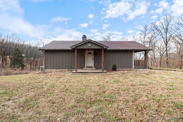 single story home featuring a front yard