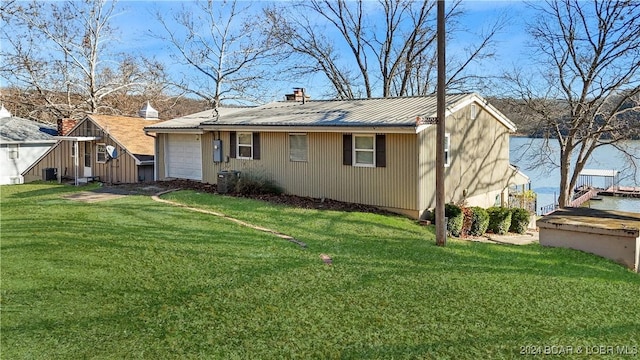 view of front of home with a front lawn and a garage