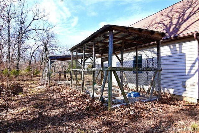 view of yard with an outbuilding