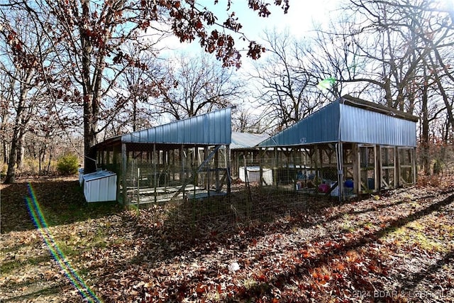 view of yard with an outbuilding