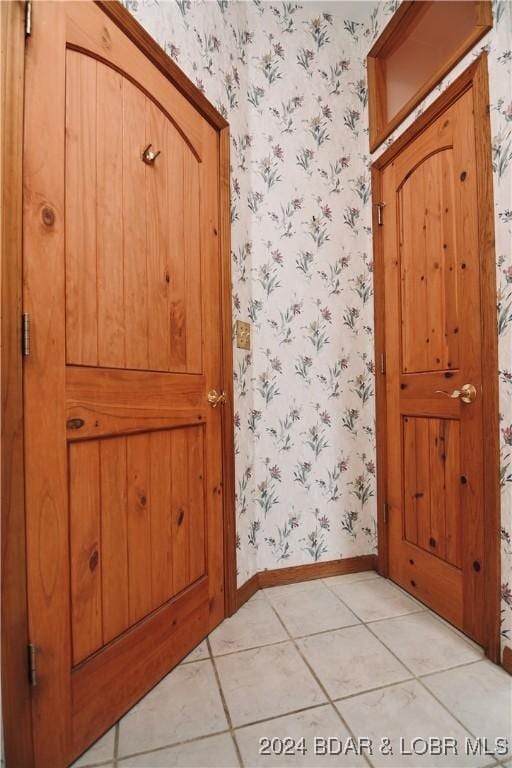26 Gap Rd, Tunas, MO 65764 - detailed view of wallpapered walls and baseboards