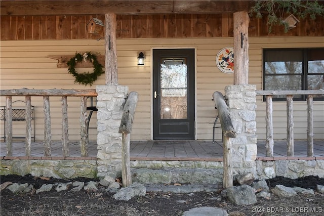 doorway to property with covered porch