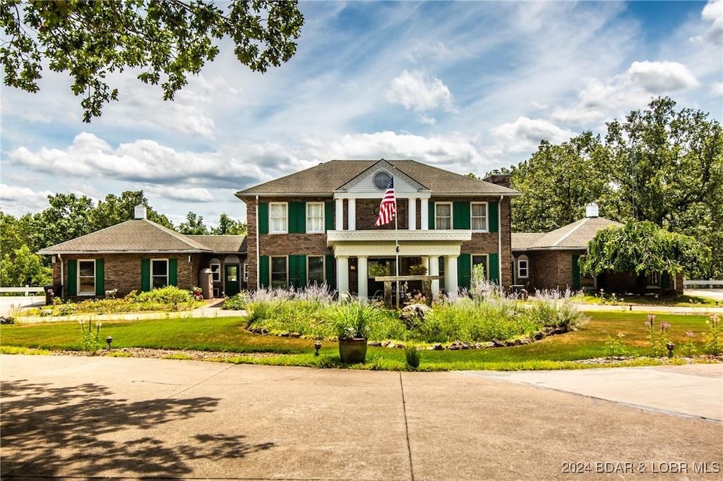 view of front of property with a front lawn