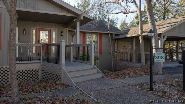 property entrance featuring a porch