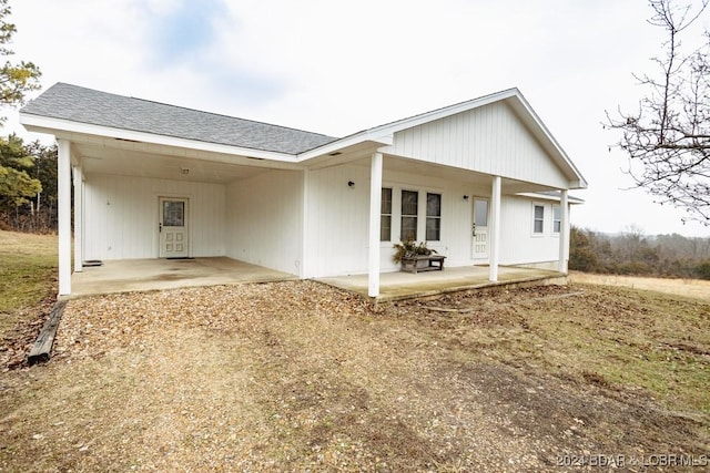 ranch-style home featuring a porch