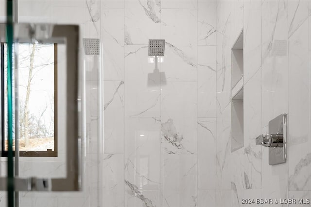 room details featuring a tile shower