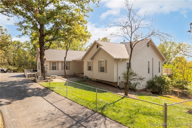 ranch-style home featuring a front lawn