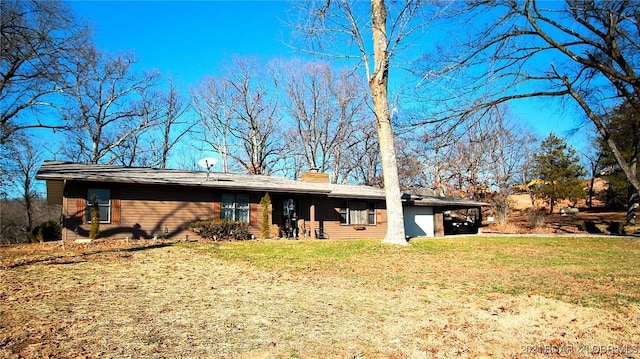 view of front of house featuring a carport and a front lawn