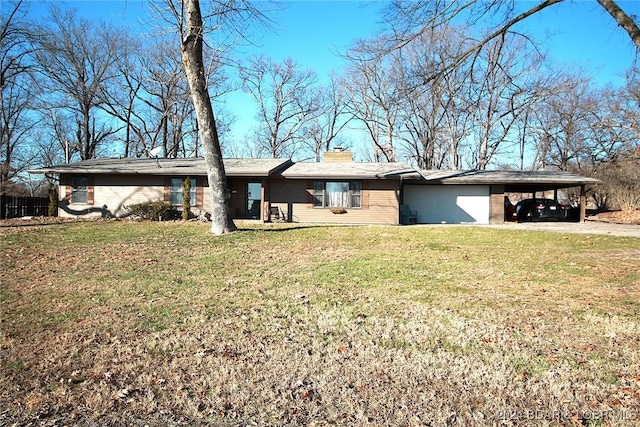 view of front of home featuring a front lawn and a carport