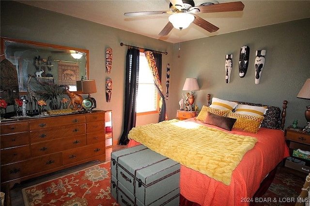 bedroom featuring ceiling fan