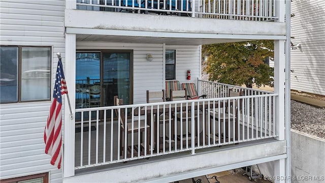 property entrance featuring a balcony