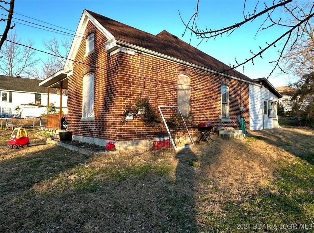 view of side of property with a lawn