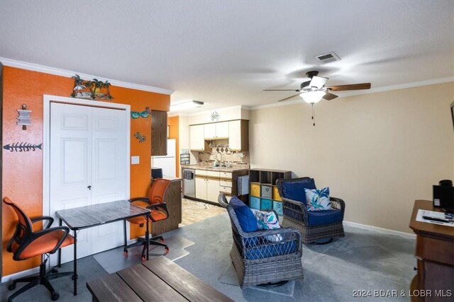 living room featuring crown molding, sink, and ceiling fan