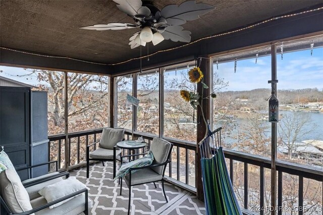 unfurnished sunroom with ceiling fan and a healthy amount of sunlight