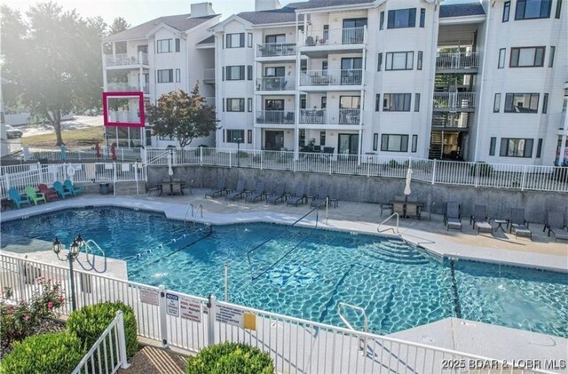 view of swimming pool